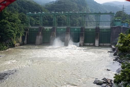 緑豊かな山間のダム放水 ダム,放水,川の写真素材