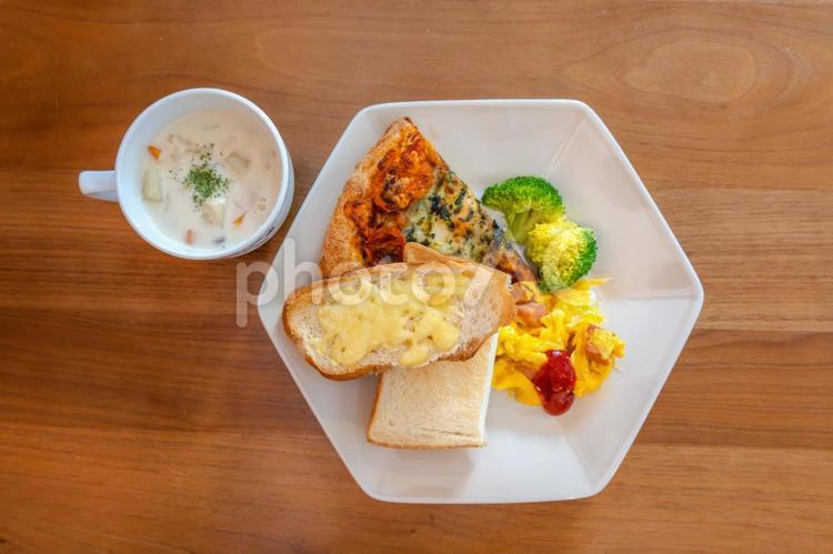 パンとピザとスープの洋風朝食プレート 朝食,パン,スープの写真素材