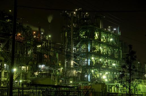 ライトアップされた産業プラントの夜景 ライトアップされた産業プラントの夜景の写真