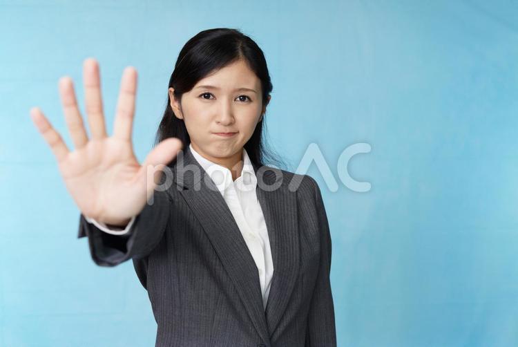 止まれのジェスチャーをする女性 女性,ストップ,止まれの写真素材