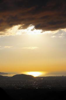 夕日が照らす駿河湾 空,たそがれ,夕景の写真素材