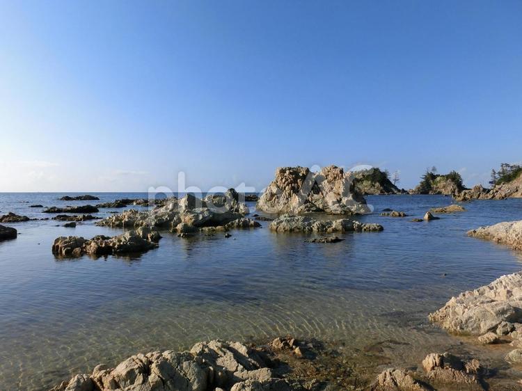 新潟県にある笹川流れ付近の海岸 笹川流れ,村上,海の写真素材