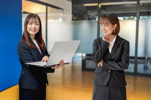 打ち合わせするビジネスウーマン 打ち合わせするビジネスウーマン 打ち合わせ,企画,ビジネスウーマンの写真素材