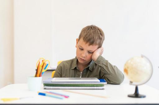 頬杖をついて考える男の子 男の子,子ども,人物の写真素材