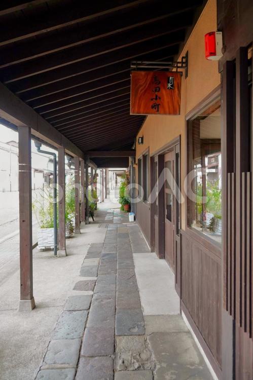新潟県上越市高田の町家交流館と雁木通り 雁木,町家,高田小町の写真素材
