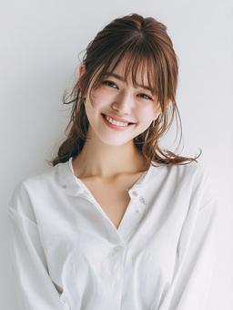 優しい眼差しでカメラを見つめる女性 優しい眼差しでカメラを見つめる女性の写真
