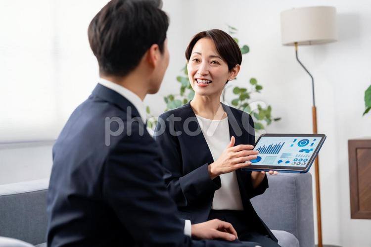 ソファに座るビジネスマン 営業,カウンセリング,アドバイザーの写真素材