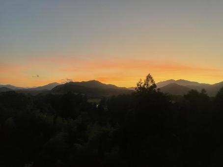 車窓から見た美しい夕焼けの写真