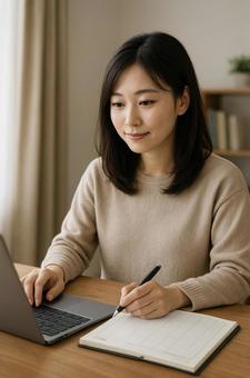 パソコンで作業する女性の写真