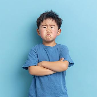 怒りを露わにする、頬を膨らませた子供 怒りを露わにする、頬を膨らませた子供の写真