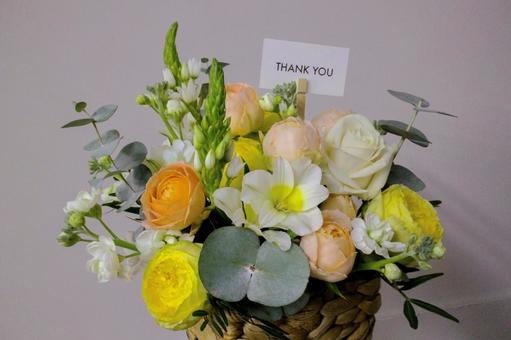 黄色い花のフラワーアレンジ おしゃれ,ユーカリ,アルストロメリアの写真素材