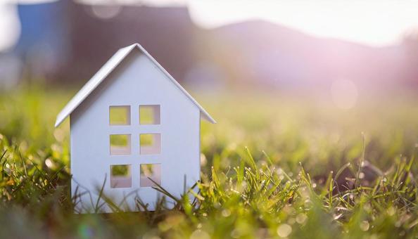 マイホームのイメージ　芝生に立つ白い家の写真