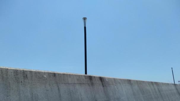 防波堤と電灯 防波堤と電灯の写真
