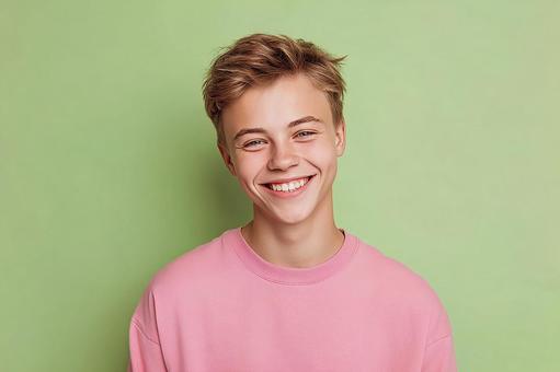 幸福感を表すティーンエイジャーの笑顔 幸福感を表すティーンエイジャーの笑顔の写真