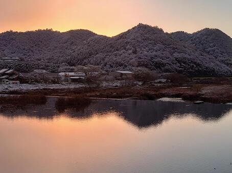茜色の雪化粧 風景,自然,夜明けの写真素材