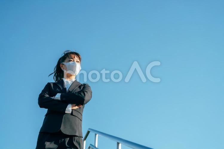 コロナ禍のビジネスウーマン（腕組み） ビジネス,マスク,ビジネスウーマンの写真素材