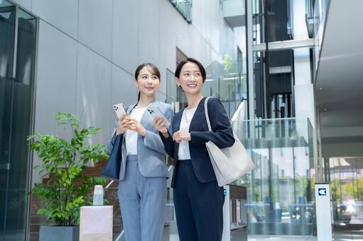 オフィスに通勤をするビジネスウーマン 通勤,ビジネスウーマン,女性の写真素材