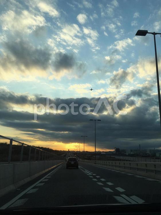 夕暮れの首都高 道路,たそがれ,空の写真素材