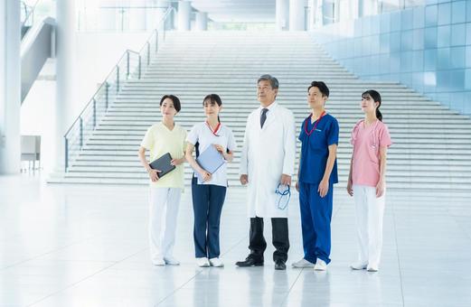 病院で働く医療スタッフ 医療スタッフ,笑顔,病院の写真素材