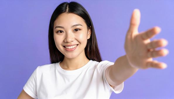 手を伸ばす女性 手を伸ばす女性の写真