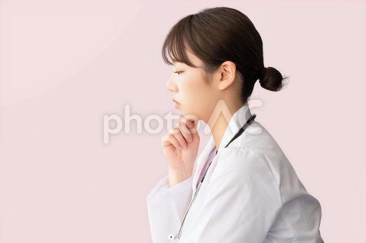考えごとをする女性医療スタッフ 女性,医療,医療スタッフの写真素材