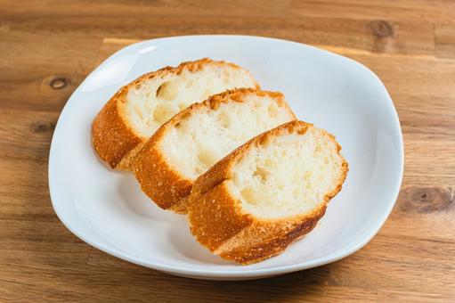 白皿に盛ったバゲット バゲット,フランスパン,パンの写真素材