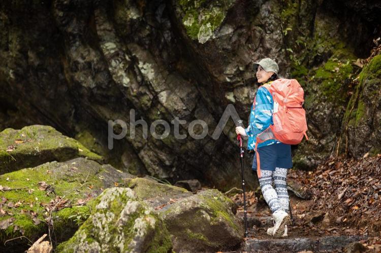 階段を歩きながら遠くを見る女性 女性,階段,歩くの写真素材