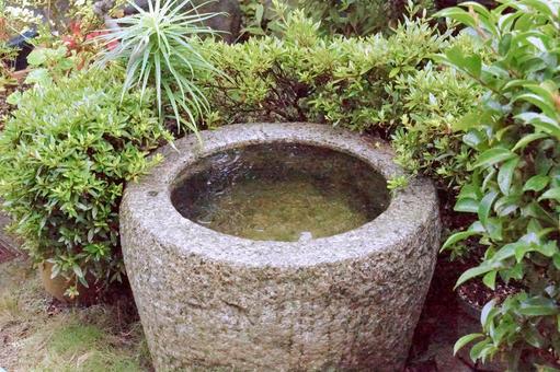 雨の手水鉢 手水鉢,手洗い,水瓶の写真素材