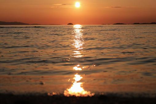 静かな夕陽の海 静かな夕陽の海 逆光,グラデーション,夕日の写真素材
