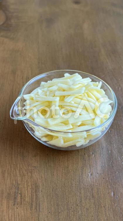 ピザ用チーズ（タテ、斜俯瞰） チーズ,ピザ用チーズ,シュレッドチーズの写真素材