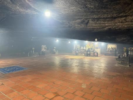 ベトナムのLy Sonの洞窟内にあるお寺 ベトナムのLy Sonの洞窟内にあるお寺の写真