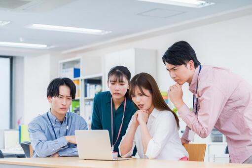 オフィスで働くビジネスマン。 ビジネス,人物,日本人の写真素材