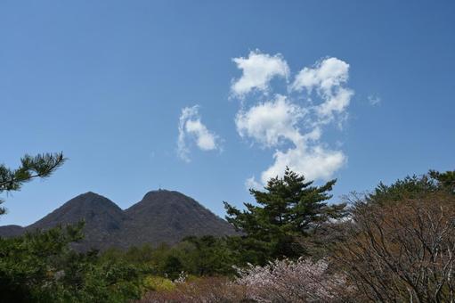群馬県の伊香保の上ノ山公園から山々と雲 群馬県の伊香保の上ノ山公園から山々と雲の写真