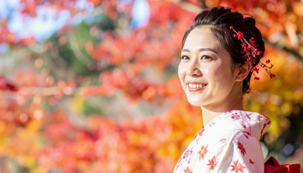秋の紅葉を眺める着物を着た女性 秋の紅葉を眺める着物を着た女性の写真