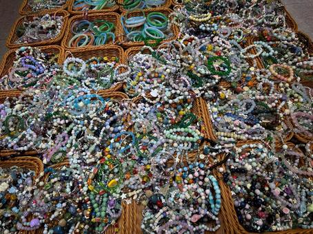 中国市場に並ぶ色とりどりのブレスレット 中国,お土産,ブレスレットの写真素材