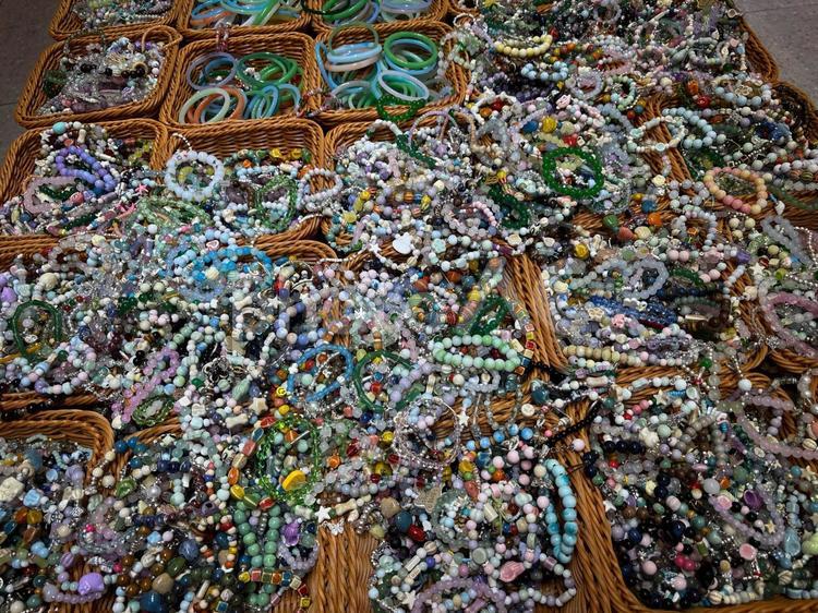 中国市場に並ぶ色とりどりのブレスレット 中国,お土産,ブレスレットの写真素材