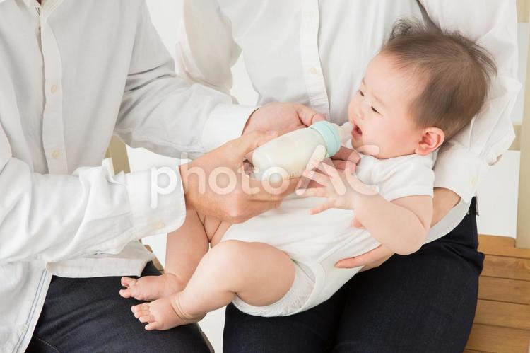 赤ちゃんの世話をする夫婦 0歳,ftd0015,おっぱいの写真素材