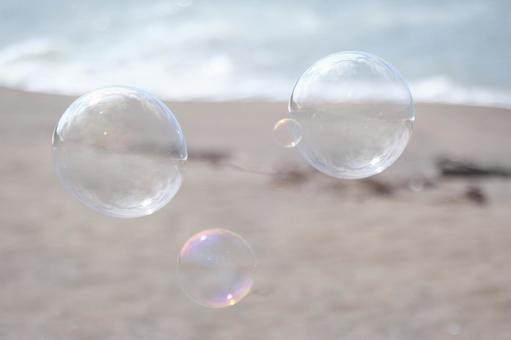 海とシャボン玉の写真