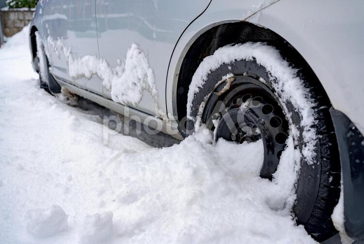 雪にまみれた車のタイヤ 雪,車,自動車の写真素材