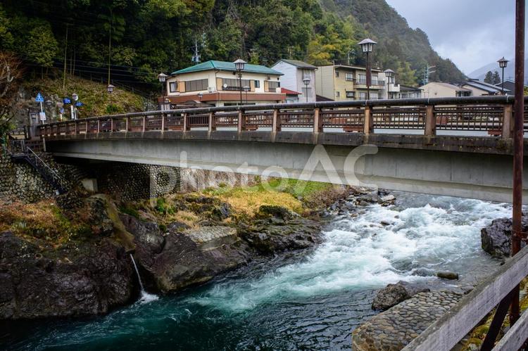 郡上市のの川と町 郡上市のの川と町,郡上市,川の写真素材