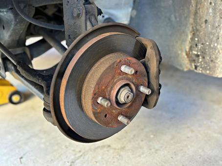 車のタイヤ交換 タイヤ交換,ブレーキ,ローターの写真素材