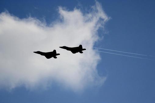 2機編隊で飛ぶF22 2機編隊で飛ぶF22 戦闘機,ジェット機,訓練の写真素材