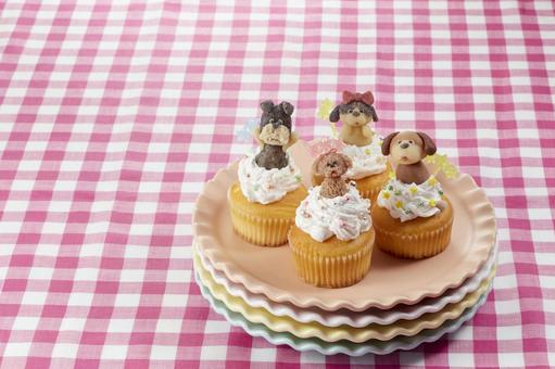 カップケーキにマジパンでつくったわんこ カップケーキにマジパンでつくったわんこ マフィン,カップケーキ,キャラクターの写真素材