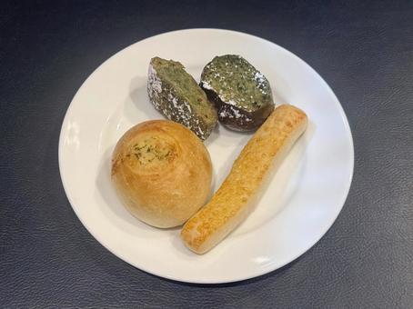 ガーリックのパンと抹茶のフレンチパン パン,ガーリックのパン,抹茶のフレンチの写真素材