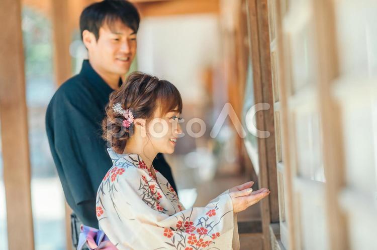 神社で何か買う男女 神社,浴衣,買うの写真素材