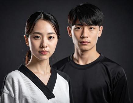 真剣な顔をする男女 真剣な顔をする男女の写真