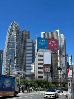 新宿駅東口周辺の風景 新宿駅,新宿駅東口,駅周辺の写真素材