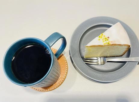 コーヒーとケーキ コーヒー,ホットコーヒー,マグカップの写真素材