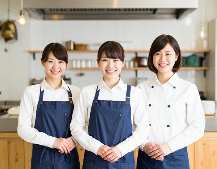 笑顔で迎えるカフェ店員 笑顔で迎えるカフェ店員の写真