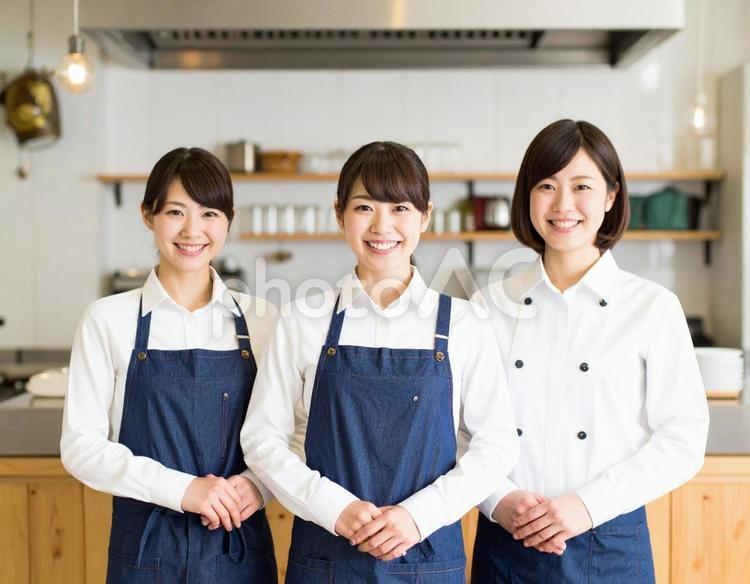 笑顔で迎えるカフェ店員 カフェ,女性,バリスタの写真素材